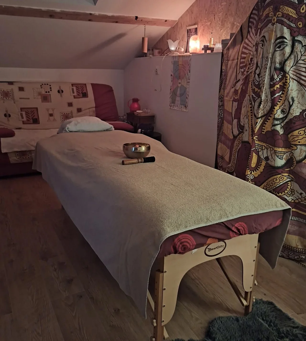 La table de massage dans le cocon